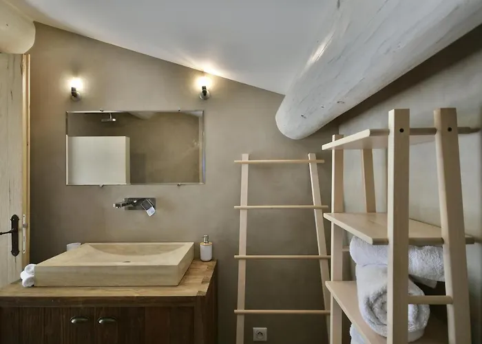 La Maison Des Collines Homestay *